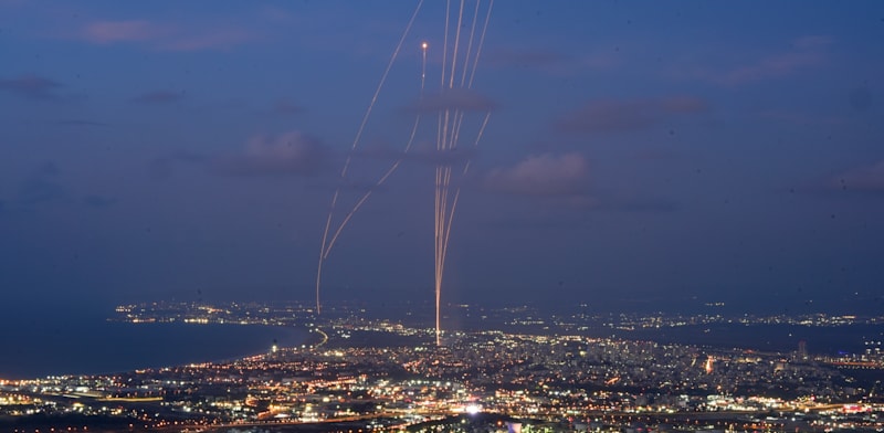 "יירוטים של כיפת ברזל מעל חיפה / צילום: ap, Baz Ratner"