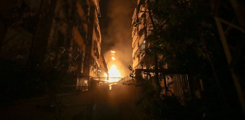 שריפה שפרצה בזירת התקיפה בביירות, הערב / צילום: ap, Bilal Hussein