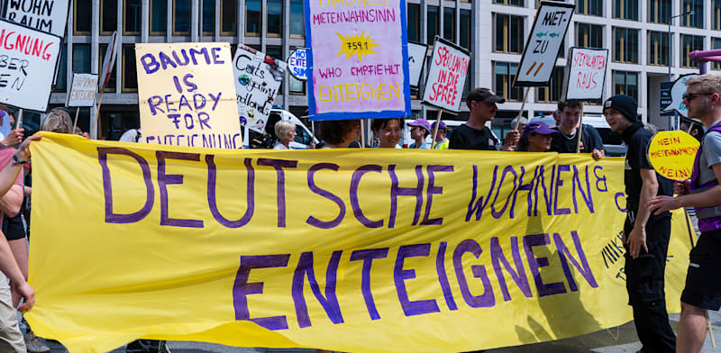 הפגנה הקוראת להלאים חברות המחזיקות בפורטופוליו של אלפי דירות בברלין / צילום: Shutterstock