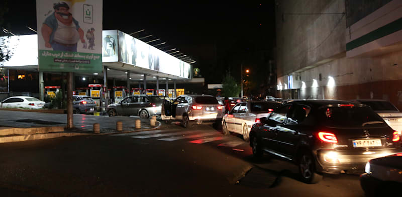 תור לתחנת דלק באיראן / צילום: Reuters, Anadolu