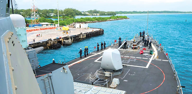 "משחתת אמריקאית בנמל הבסיס בדייגו גרסיה / צילום: ap, US Navy"