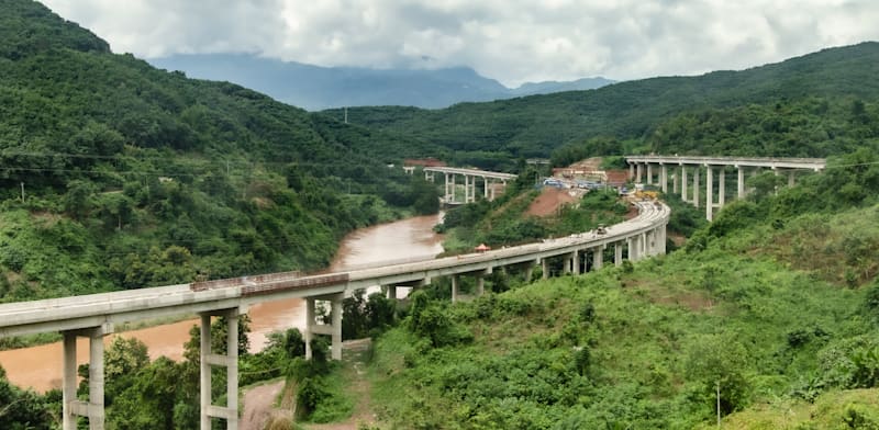 "גשר שיאמו במחוז יונאן בסין. סיווי שילם שם 20 אלף יואן כדי שיגניבו אותו לווייטנאם / צילום: Shutterstock"