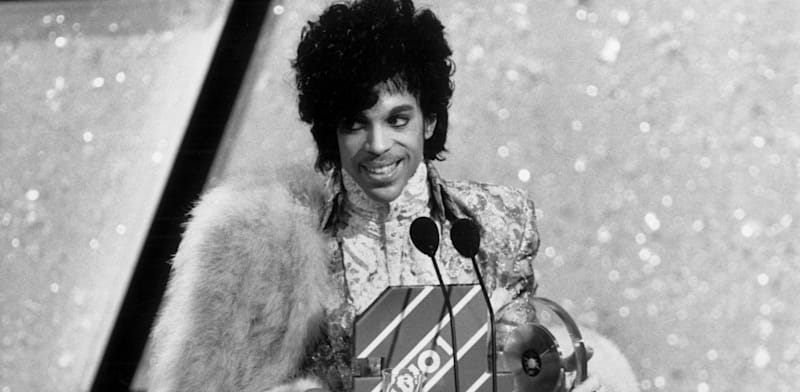 "פרינס מקבל את פרס האמן הבינלאומי הטוב ביותר בטקס פרסי הטלוויזיה בלונדון, 1985 / צילום: Reuters, Bridgeman Images"