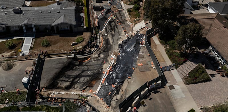 "תושבים בפאלוס ורדס מכסים את הבורות הענקיים שנפערו ביריעות פלסטיק / צילום: ap, Jae C. Hong"