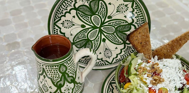 "כלים נאים ואוכל טעים בחצר האחורית / צילום: מתוך עמוד הפייסבור של החצר האחורית"