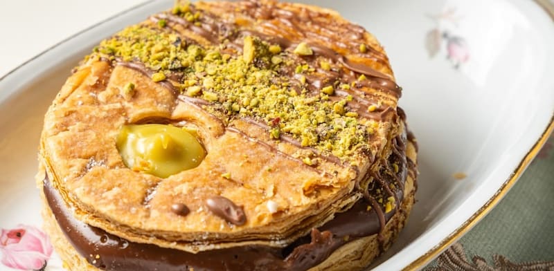 "מאפה קרם פטיסייר, שוקולד ופיסטוק בפטיסרי התאומות / צילום: לה ז'ומל"