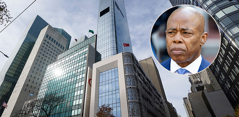 / צילום: ''הבית הטורקי'' בניו יורק. בעיגול: ראש עיריית ניו יורק, אריק אדמס / צילומים: AP-Richard Drew, reuters-Michael Brochstein"