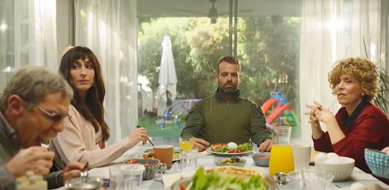 "אודי כגן במערכון של ''ארץ נהדרת'' על הצבא בצד החיים. ''הצורך בהול'' / צילום: צילום מסך מתוך המערכון"