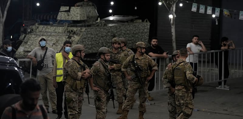 "חיילים של צבא לבנון בדרום ביירות מאבטחים אזור שצה''ל תקף / צילום: ap, Bilal Hussein"