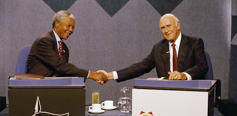 פ. וו. דה קלרק, הנשיא הלבן האחרון של דרום אפריקה (מימין), ונלסון מנדלה. בבחירות 1994 / צילום: ap, John Parkin