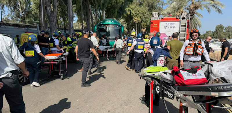"זירת האירוע בתחנת האוטובוס במחלף גלילות / צילום: דוברות מד''א"