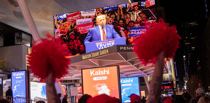 "תומכי דולנד טראמפ צופים במסכי הענק מחוץ לעצרת בניו יורק, אתמול / צילום: ap, Yuki Iwamura"