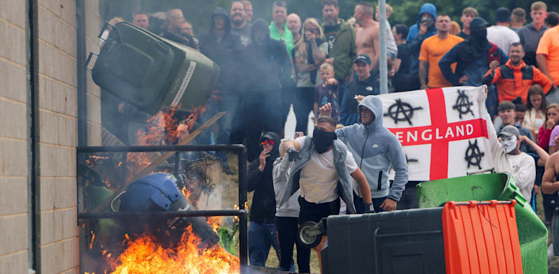 "מפגינים נגד ההגירה שורפים פחים ברוטרהאם, בריטניה, לפני כשלושה חודשים / צילום: Reuters, Hollie Adams"