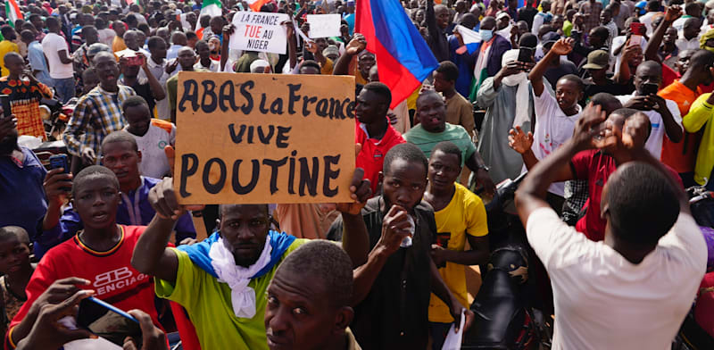 "הפגנה בעד רוסיה וההפיכה הצבאית בניז'ר / צילום: ap, Sam Mednick"