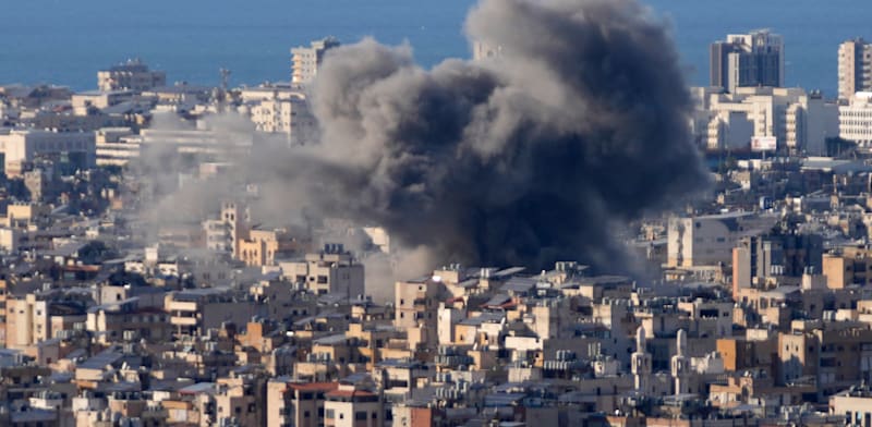 "תקיפת ישראל בביירות. חשש שהסכסוך יפגע בצמיחה מעבר לצפוי / צילום: ap, Hussein Malla"