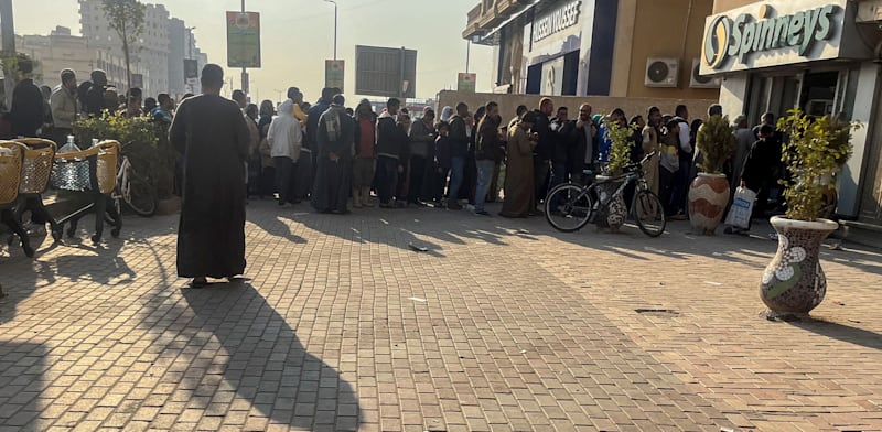 אזרחים במצרים עומדים בתור כדי לקנות סוכר מסובסד, בפברואר / צילום: Reuters, Matt Rourke