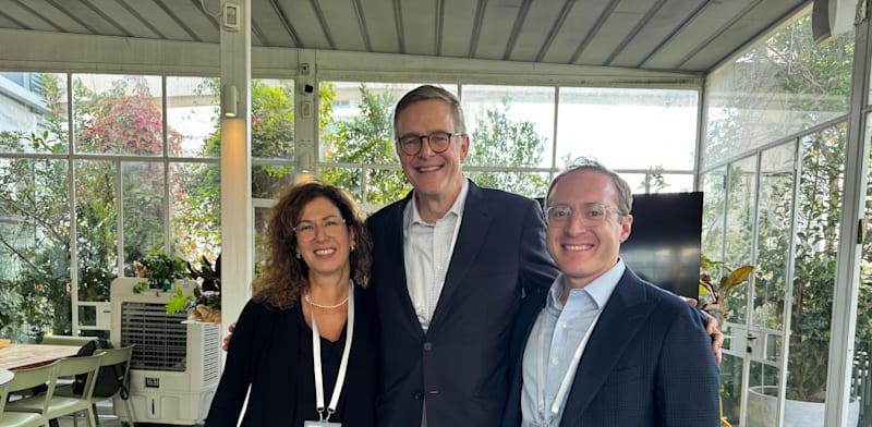 "מימין: ג'יי ברגר, מנהל השקעות במשרד הישראלי, ג'ורג' ווקר, יו''ר ומנכ''ל נויברגר ברמן ודריה אוצ'ניק, מנהלת המשרד הישראלי / צילום: יח''צ"