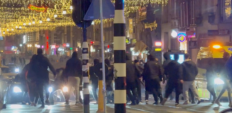 "התפרעויות נגד ישראלים באמסטרדם / צילום: Reuters, X/iAnnet"