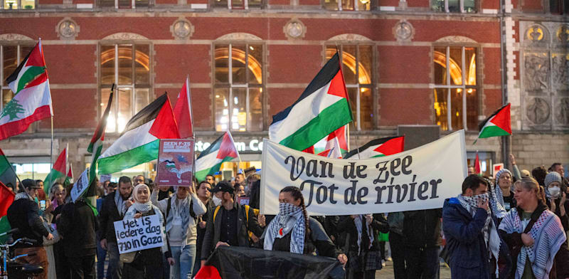 "הפגנה פרו-פלסטינית שהתקיימה באמסטרדם ב-7 באוקטובר / צילום: ap, Peter Dejong"