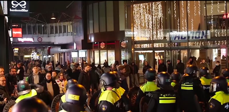 שוטרים הולנדים מאבטחים מסביב לאצטדיון Ajax באמסטרדם / צילום: ap, InterVision)