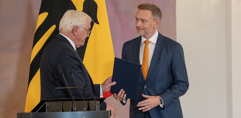 "נשיא גרמניה מגיש לשר האוצר, כריסטיאן לינדנר, את מכתב הפיטורים / צילום: Reuters, Christoph Soeder"