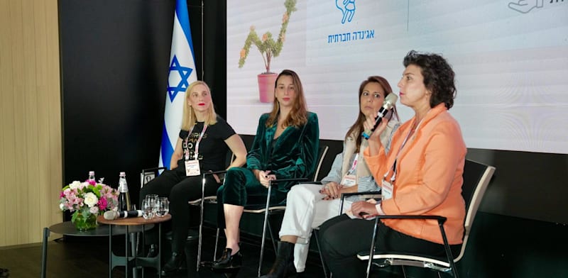 "פאנל בהשתתפות רותם נחמני, טלי תובל ונוי קדם-מדמון ובהנחיית שירלי קנטור בכנס אחריות עסקית של גלובס / צילום: כדיה לוי"