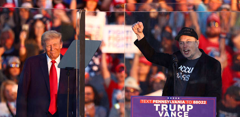 אילון מאסק לצד נשיא ארה''ב הנבחר, דונלד טראמפ, בעצרת בחירות בפנסיבלניה, בחודש שעבר / צילום: Reuters, Carlos Barria