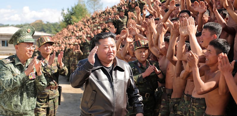 "מנהיג צפ''ק, קים ג'ונג און מבקר יחידת כוחות מיוחדים בבסיס צבאי סודי במדינתו / צילום: Reuters, KCNA"