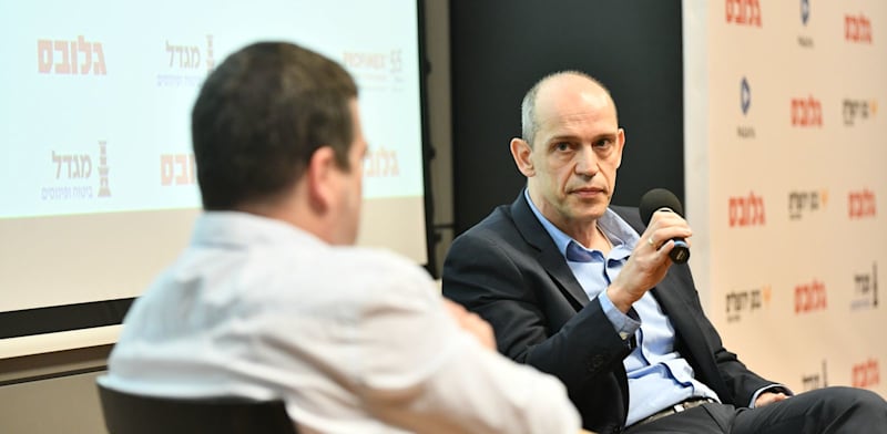 "יאיר קפלן, מנכ''ל בנק ירושלים, בשיחה עם חזי שטרנליכט, גלובס / צילום: יוסי כהן"