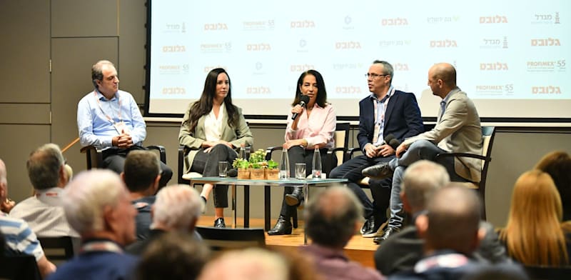 "ארז מגדלי, אביבית מנה קליל, משה עומר, קרן דנציגר בפאנל בהנחיית ד''ר ארי אחיעז / צילום: יוסי כהן"