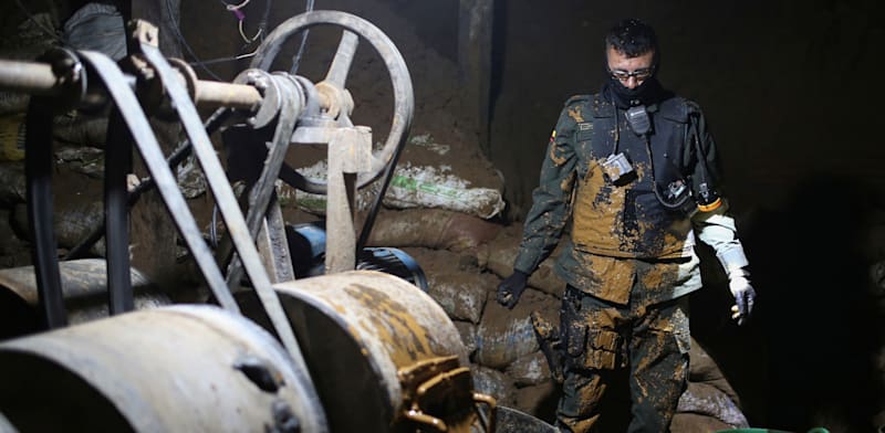 "שוטר במכרה זהב לא־חוקי בבוריטיקה, קולומביה / צילום: Reuters, LUISA GONZALEZ"