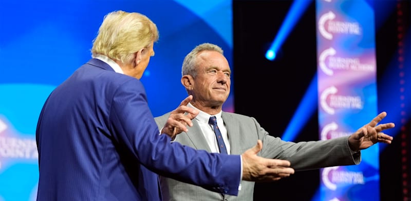 "ג'ון פ. קנדי הבן עם דונלד טראמפ / צילום: ap, Alex Brandon"