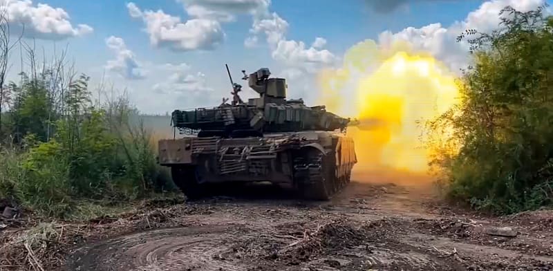 טנק רוסי בעמדת תקיפה באוקראינה / צילום: ap, משרד ההגנה הרוסי