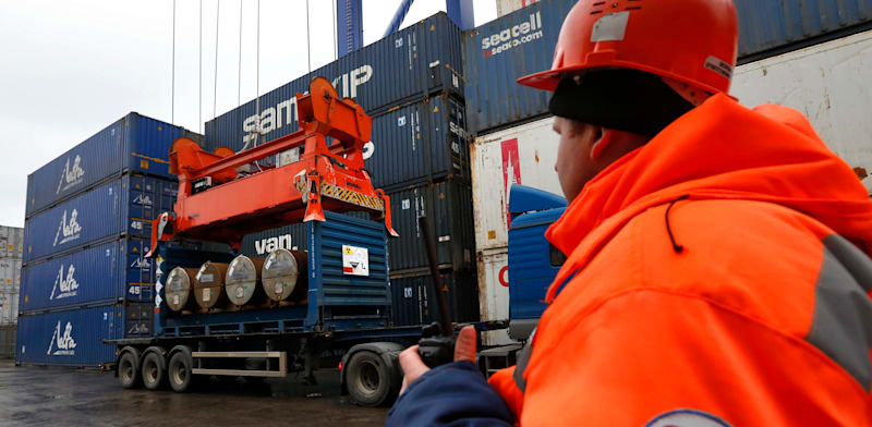 מכולות אורניום מועלות לספינה, בנמל בסנט פטרסבורג / צילום: ap, Dmitry Lovetsky