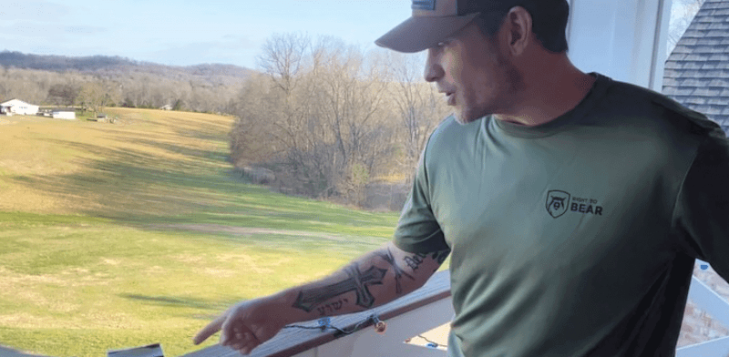 פיטר הגסת', שר ההגנה המיועד של ארה''ב. על זרועו קעקוע של צלב ו'ישו' בעברית / צילום: מתוך עמוד האינסטגרם של פיטר הגסת'