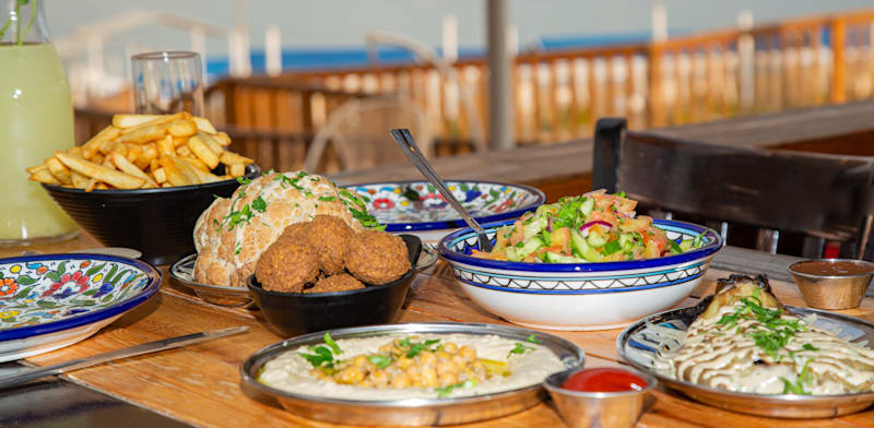 מנות טריות, צבעוניות וטעימות להפליא בבר הנמוך בעולם / צילום: אסף ורומי - תיירות קלי''ה