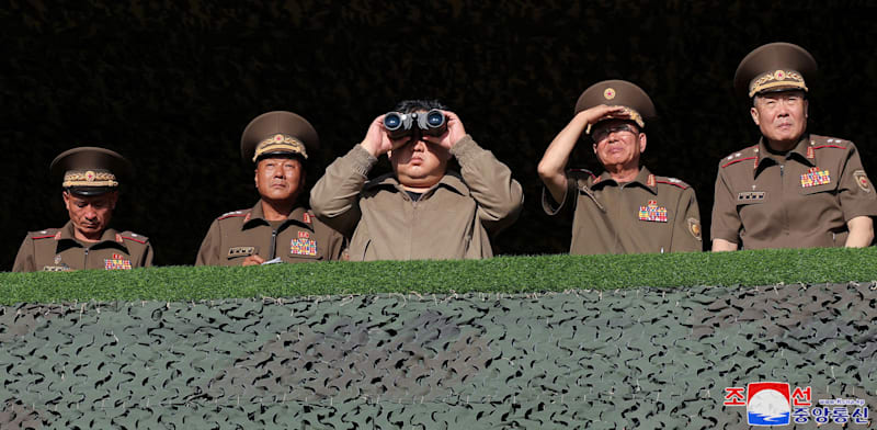 "קולונל גנרל קים יונג בוק עם מנהיג צפון קוריאה, קים ג'ונג און, בביקור בבסיס כוחות מיוחדים בספטמבר / צילום: Reuters, KCNA"