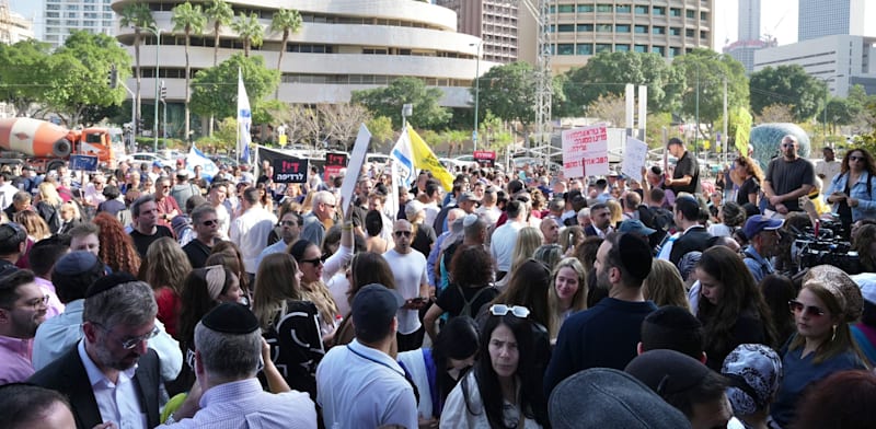 "הפגנת תמיכה באלי פלדשטיין מחוץ לבית המשפט המחוזי / צילום: כדיה לוי"