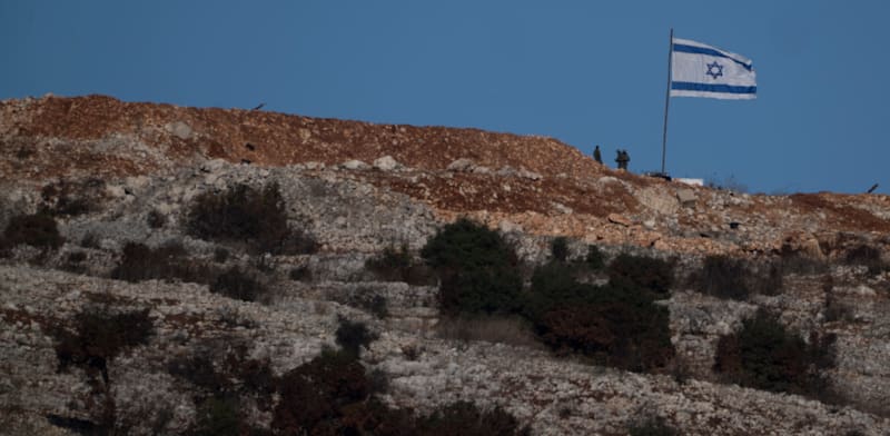 חיילי צה''ל בגבול לבנון לצד דגל ישראל / צילום: ap, Leo Correa