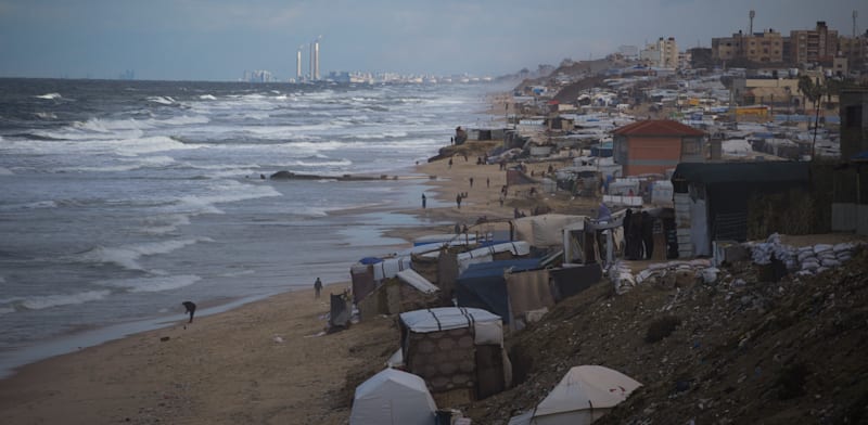 תושבי עזה במתחם אוהלים מחוץ לדיר אל באלח, עזה / צילום: ap, Abdel Kareem Hana