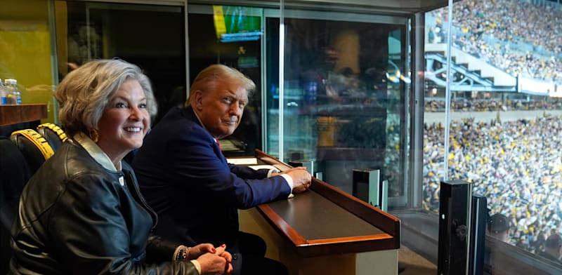 טראמפ וויילס במשחק פוטבול. מומחים תיארו את המרוץ השלישי שלו לנשיאות כמקצועי במיוחד / צילום: ap, Evan Vucci