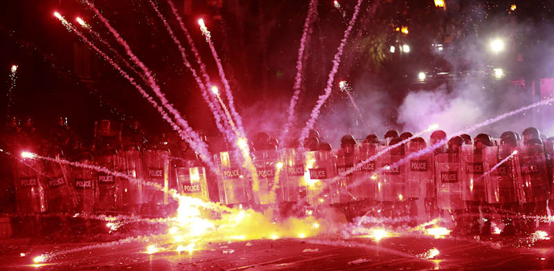 שיגור זיקוקים בהפגנה בטביליסי, גאורגיה / צילום: Associated Press, Zurab Tsertsvadze