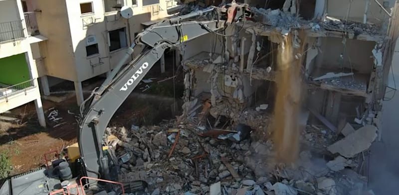 הריסה של בניין במסגרת פרויקט פינוי־בינוי / צילום: גל פליבה