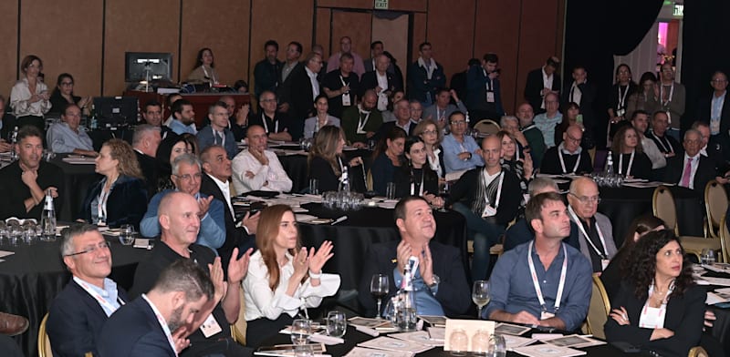 "באי ערב פתיחת הוועידה באולם / צילום: תמר מצפי"