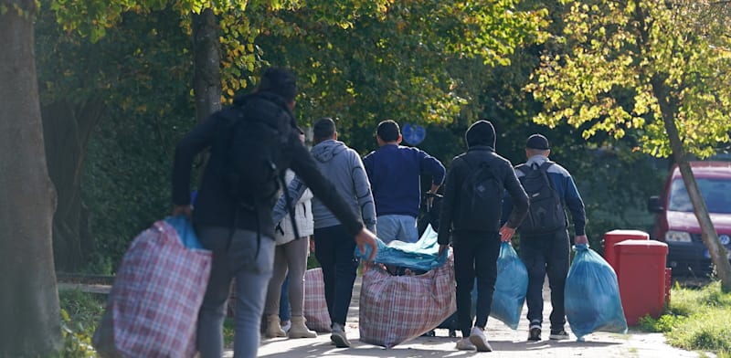 פליטים סורים בדרכם למקלטי סיוע בהמבורג, גרמניה / צילום: Reuters, Marcus Brandt