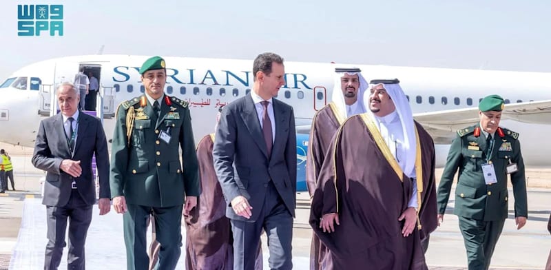 בשאר אל-אסד מתקבל על ידי סגן מושל אזור ריאד, בנמל התעופה הבינלאומי המלך חאלד בריאד, ערב הסעודית לפני חודש