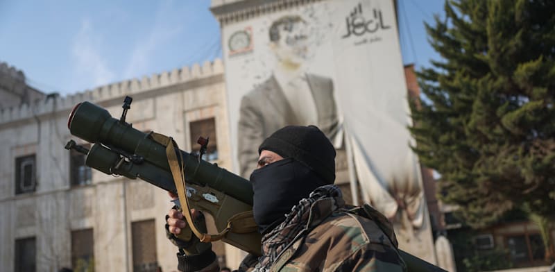 "מורדים בסמוך לבניין ממשלתי בחמאה, סוריה / צילום: ap, Ghaith Alsayed"