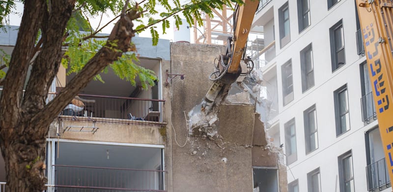 "הריסת מבנה ישן בתל אביב במסגרת התחדשות עירונית / צילום: ינאי אלפסי"