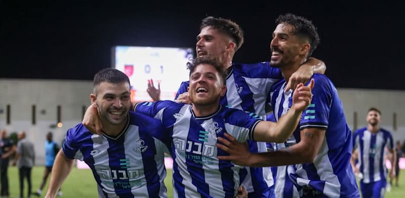 "שחקני הפועל פתח תקווה. מאמצת: קבוצת מבנה / צילום: אסף הופמן"