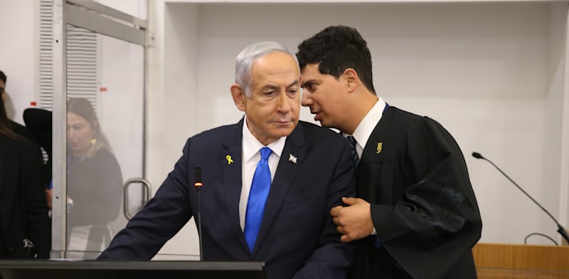 עו''ד עמית חדד וראש הממשלה בנימין נתניהו בבית המשפט המחוזי בתל אביב, אתמול (ד') / צילום: עמית שאבי, ידיעות אחרונות